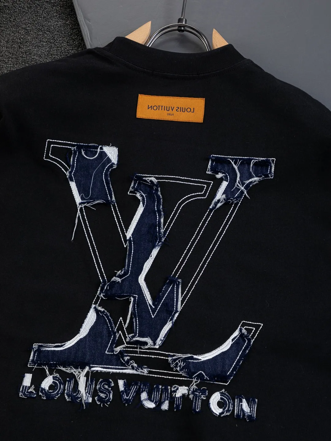 🅿️210 Louis Vuitton 1V LV lv slightly wide version S-XL LV 26ss new products are available at counters simultaneously. Multiple craftsmanship. Front and rear denim patch letters🪡 embroidery. Round neck short-sleeved T-shirt, same style for men and women! Consigned to one-to-one creation. Synchronized with the official website, pure cotton fabrics at the counter! It is close to the skin and comfortable, durable and easy to wear. It has a classic and simple logo design and meticulous original craftsmanship. Short-sleeves, a must-have item for men, do not appear to be the same for the general public, but must be unique and eye-catching. This LV short-sleeve is all about quality, comfort, the same shape and fashion as always, including fabrics and cutting techniques. All of them have been made with great effort! 320 grams of washed pure cotton fabric, pure cotton is breathable, very refreshing and comfortable for daily wear. The rib knitting on the neckline is smooth and tight, and the neckline will not be skewed if you toss it at will. The loose version, you will find that it looks really good on the upper body. The overall is minimalist and neat, super versatile for daily use! Pair it casually with a pair of pants for a youthful look. A T-shirt will make your outfit crazy. It is a fashionable item that can never go wrong! Color: Black White Size: S-XL Size chart: S: Shoulder width 50-Bust 56-Length 70 M: Shoulder width 52-Bust 57-Length 72 L: Shoulder width 54-Bust 59-Length 74 XL: Shoulder width 56-Bust 62-Length 76